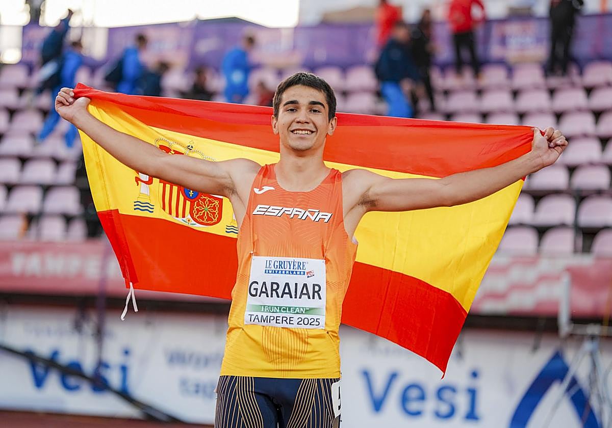 Ander Garaiar celebra el título de campeón de Europa sub-20 de 100 metros logrado en Tampere (Finlandia)
