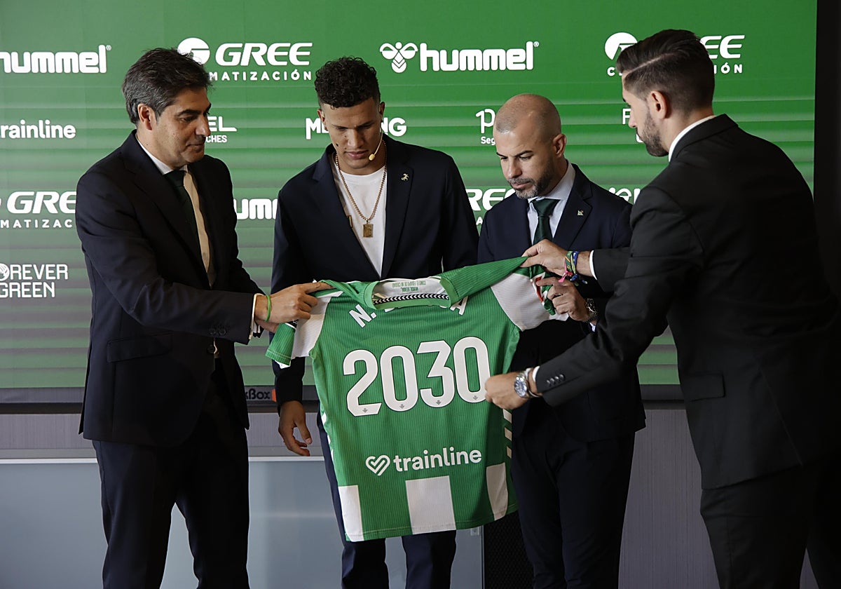 Manuel Fajardo junto a Deossa y Ángel Haro en la presentación del nuevo jugador del Betis