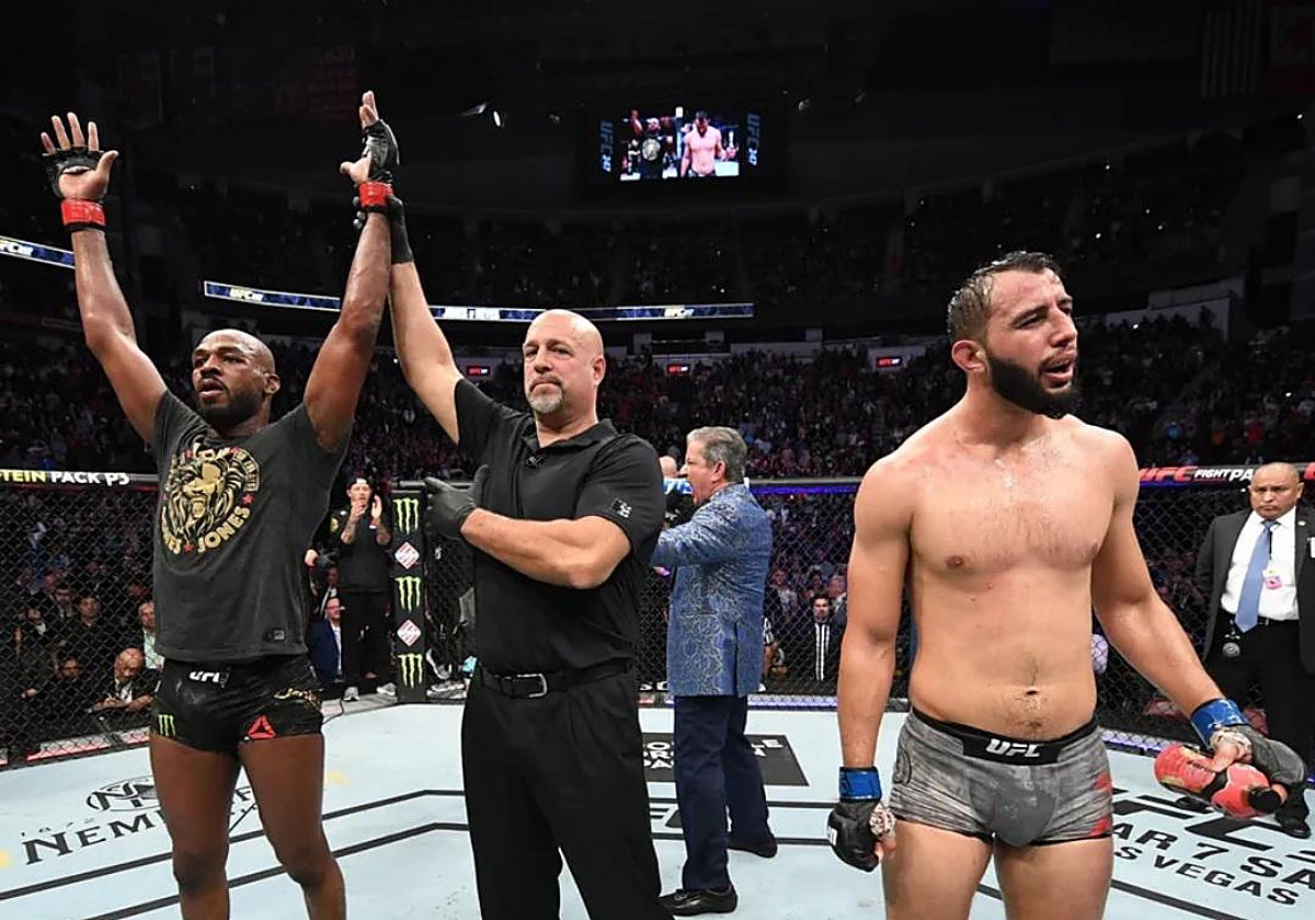 Jon Jones y Dominick Reyes tras escuchar el veredicto de su combate