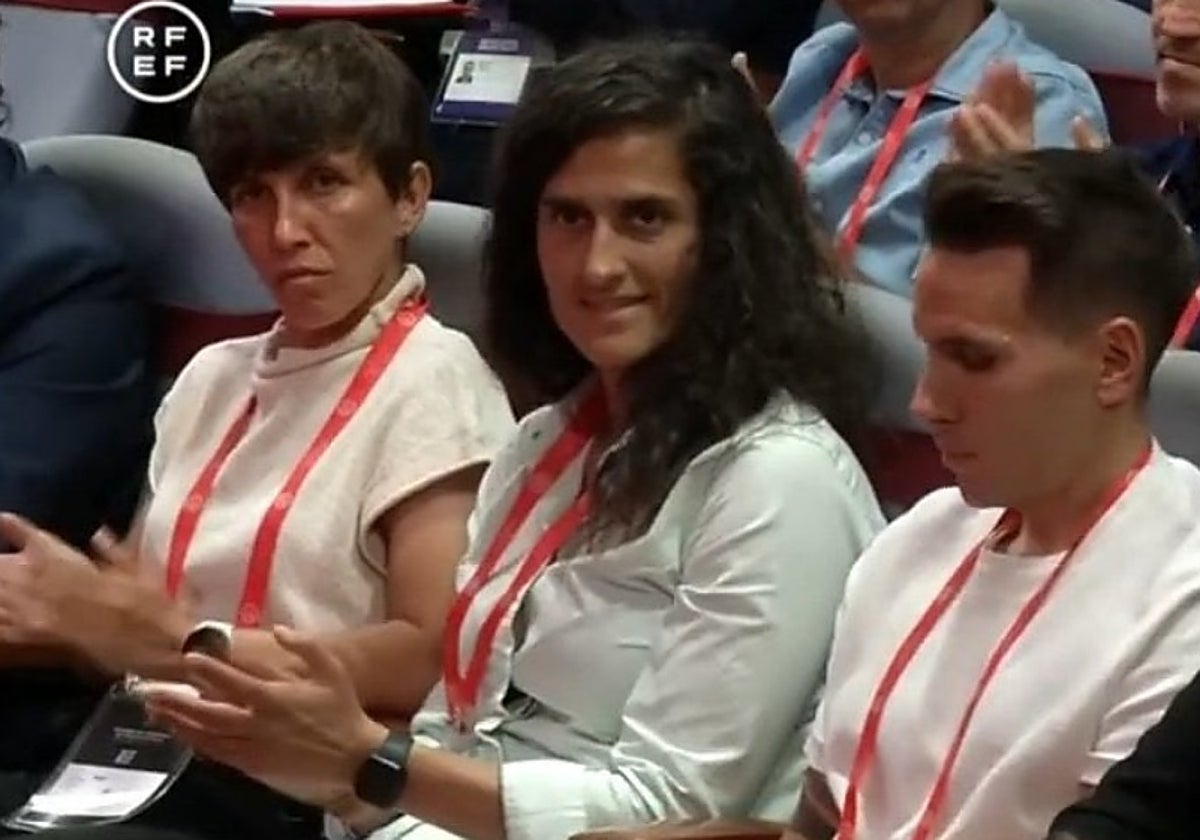 Sonia Bermúdez y Montse Tomé aplauden la intervención de Rubiales en 2023