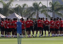 Sevilla FC: La idea de Almeyda, entre las dudas defensivas y la inquietud del vestuario