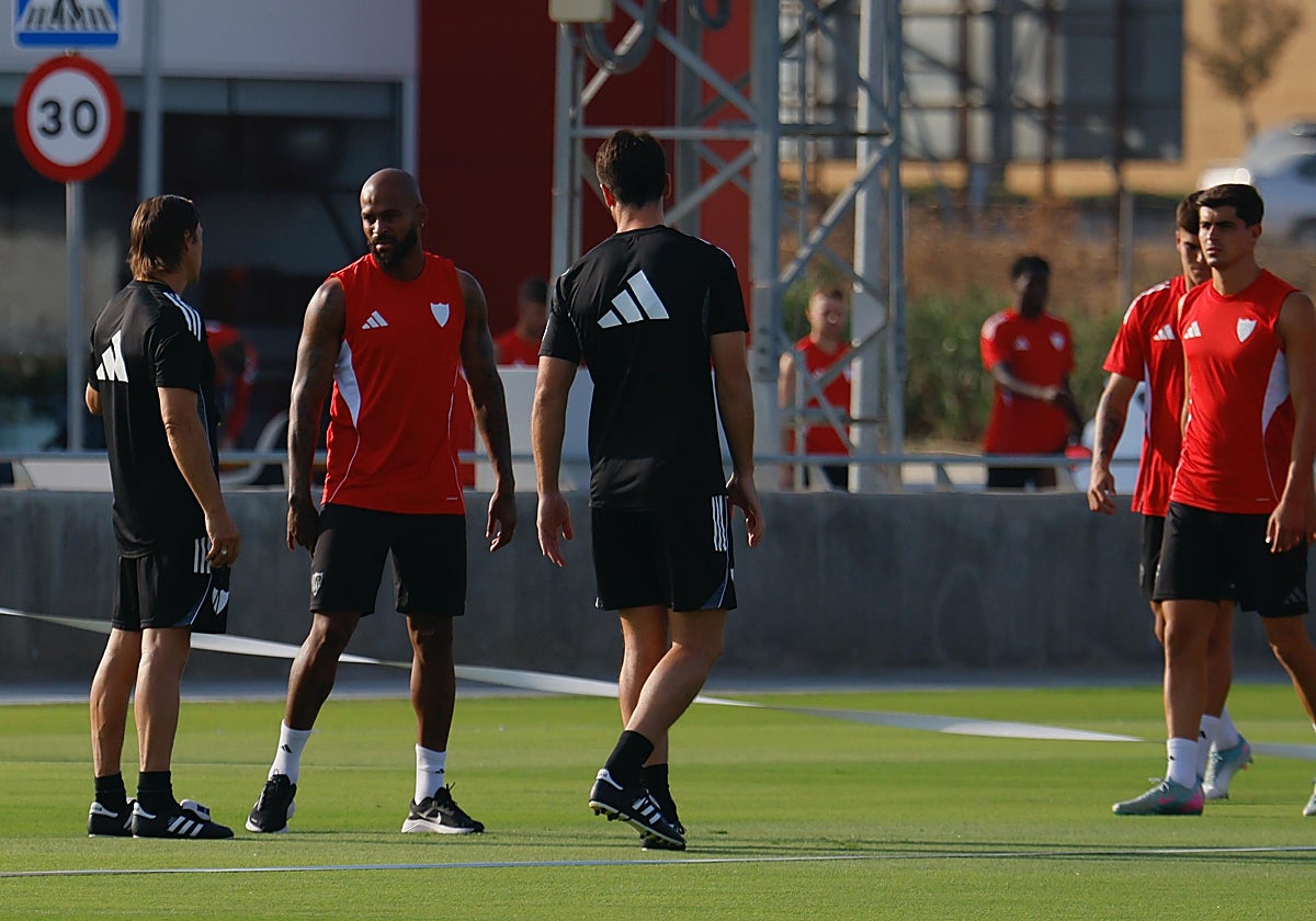 Almeyda dialoga con Marcao en el entrenamiento de este martes