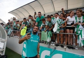 Borja Iglesias se hace una foto con aficionados del Betis antes del partido ante el Como en La Línea