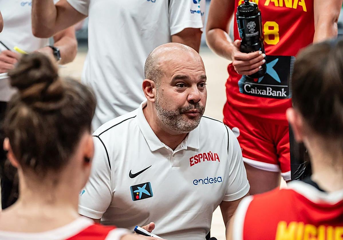 Isaac Fernández en da indicaciones a sus jugadoras en un tiempo muerto