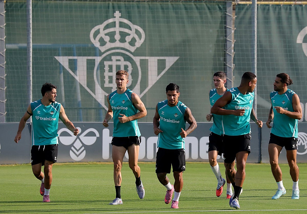 Diego Llorente y Altimira se ejercitan con el equipo bético