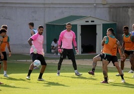 El Betis se centra en la salida de Vieites para inscribir a Pau López