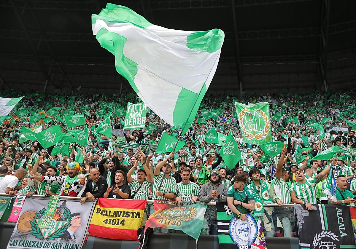 Afición bética desplazada en Breslavia para la final de la Conference League