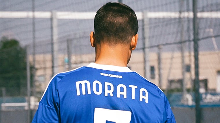 Morata, luciendo su nueva camiseta del Como 1907