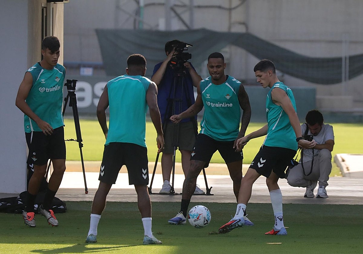 Altimira, en un rondo durante los entrenamientos de esta semana con el Betis