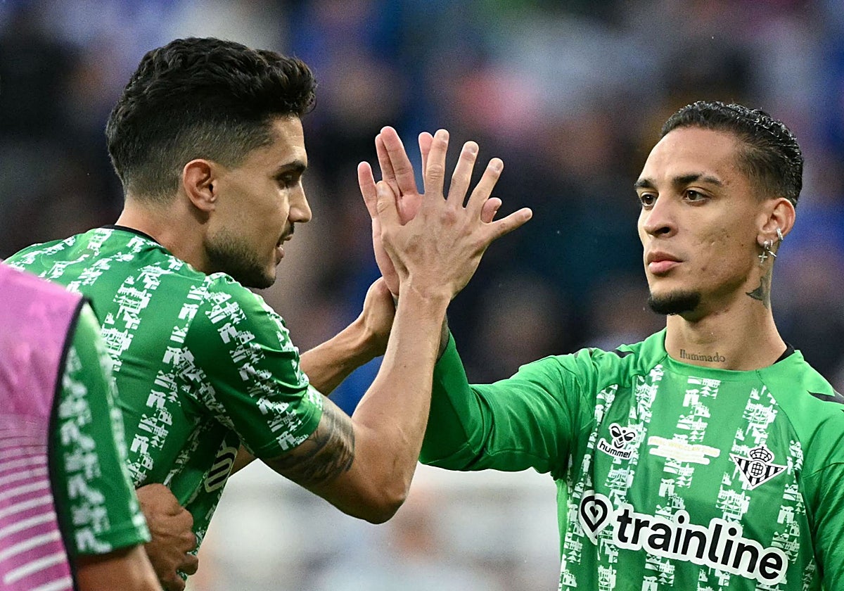 Bartra y Antony chocan sus manos en el calentamiento de un partido del Betis