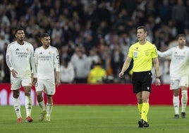 El árbitro César Soto Grande en un partido del Madrid