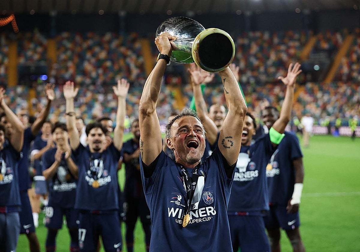 Luis Enrique, levantando la Supercopa de Europa, con los jugadores del PSG detrás