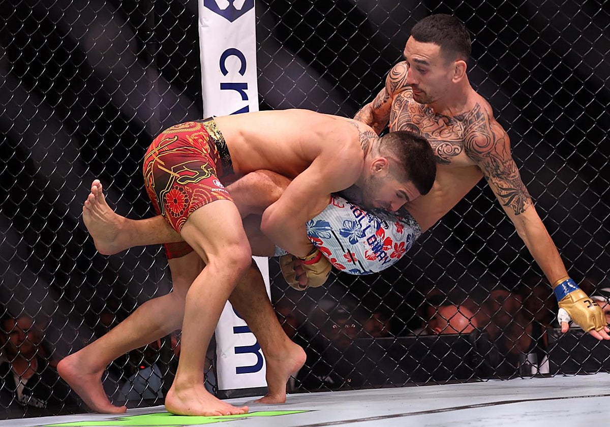 Ilia Topuria derriba a Max Holloway durante su combate