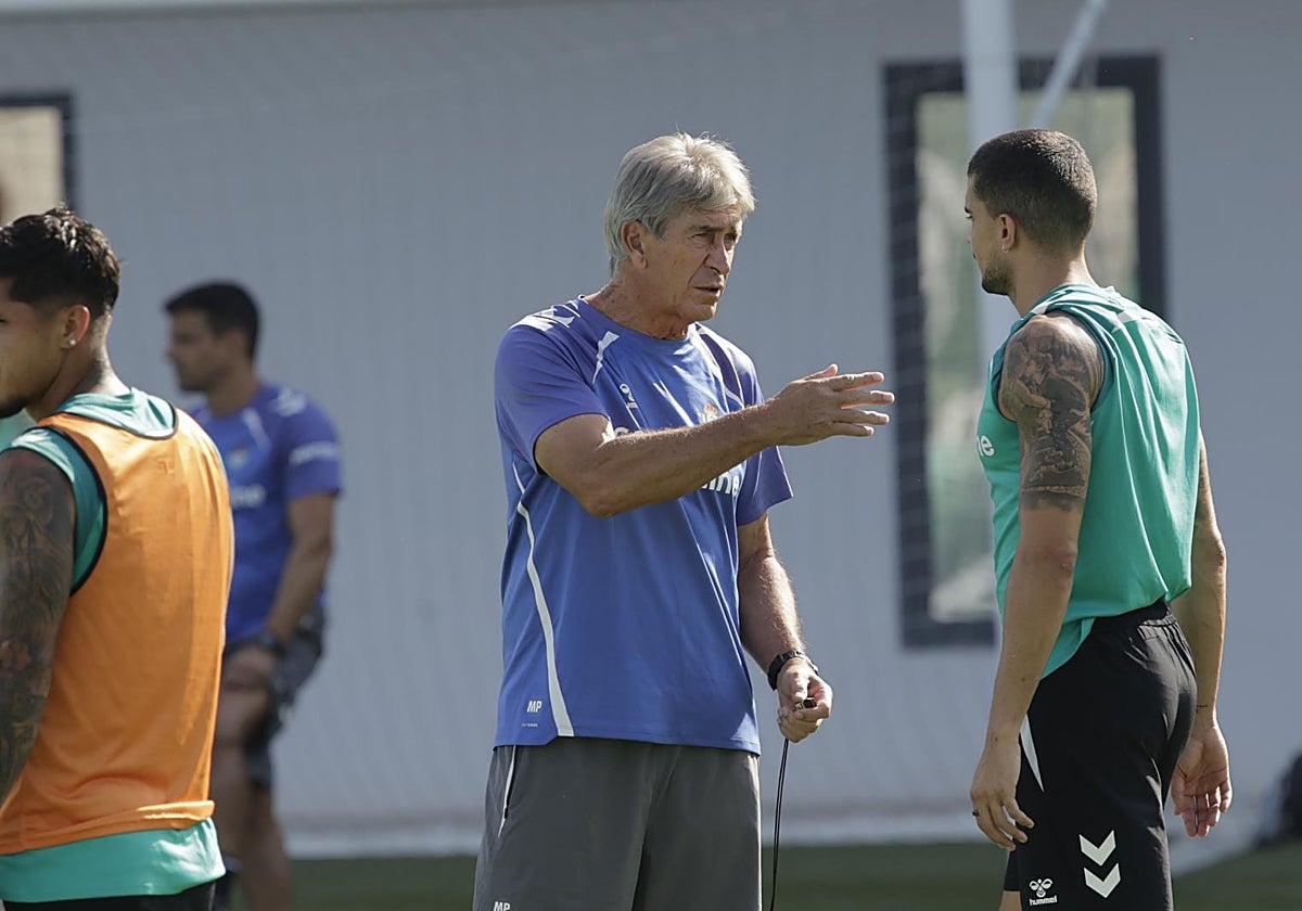 Pellegrini le da instrucciones a Marc Bartra durante un entrenamiento del Betis de esta semana