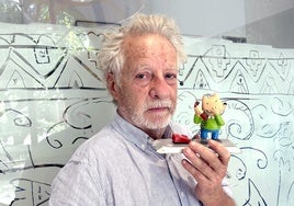 Javier Mariscal, con Cobi, en su taller