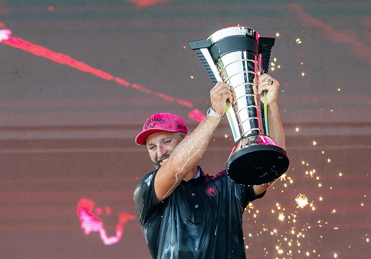 Rahm, con el trofeo de campeón del LIV Golf