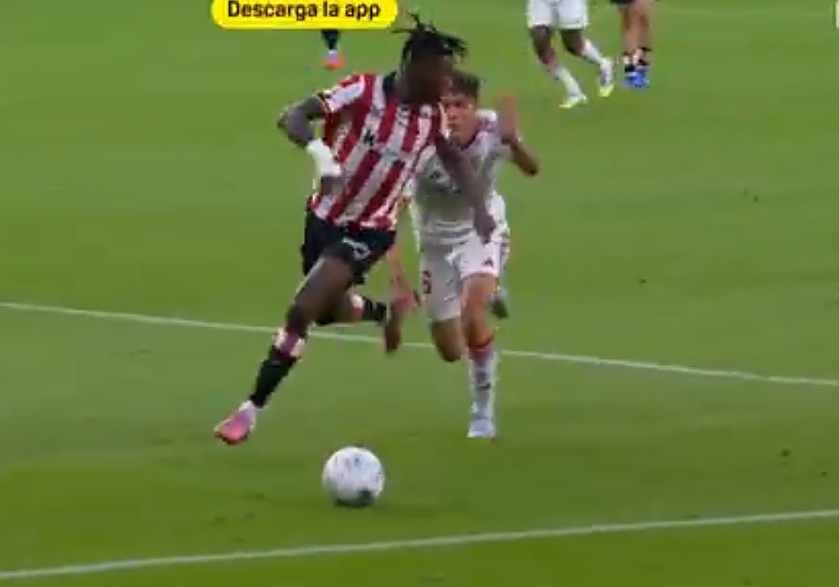 Akor Adams protesta durante el partido ante el Athletic