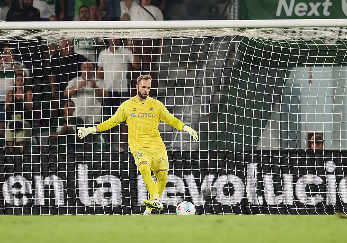 Pau López golpea el balón en el partido ante el Elche