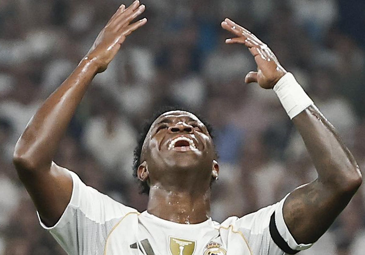 Vinícius sigue igual: primer penalti que pide con aspavientos... y no lo era
