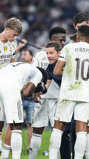 Xabi Alonso da instrucciones a su equipo durante el partido contra el Osasuna