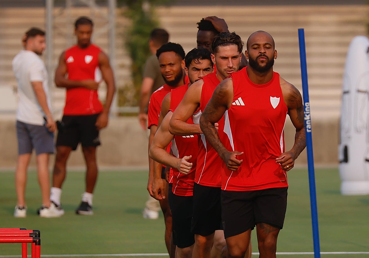 Los jugadores del Sevilla, en un ejercicio del entrenamiento