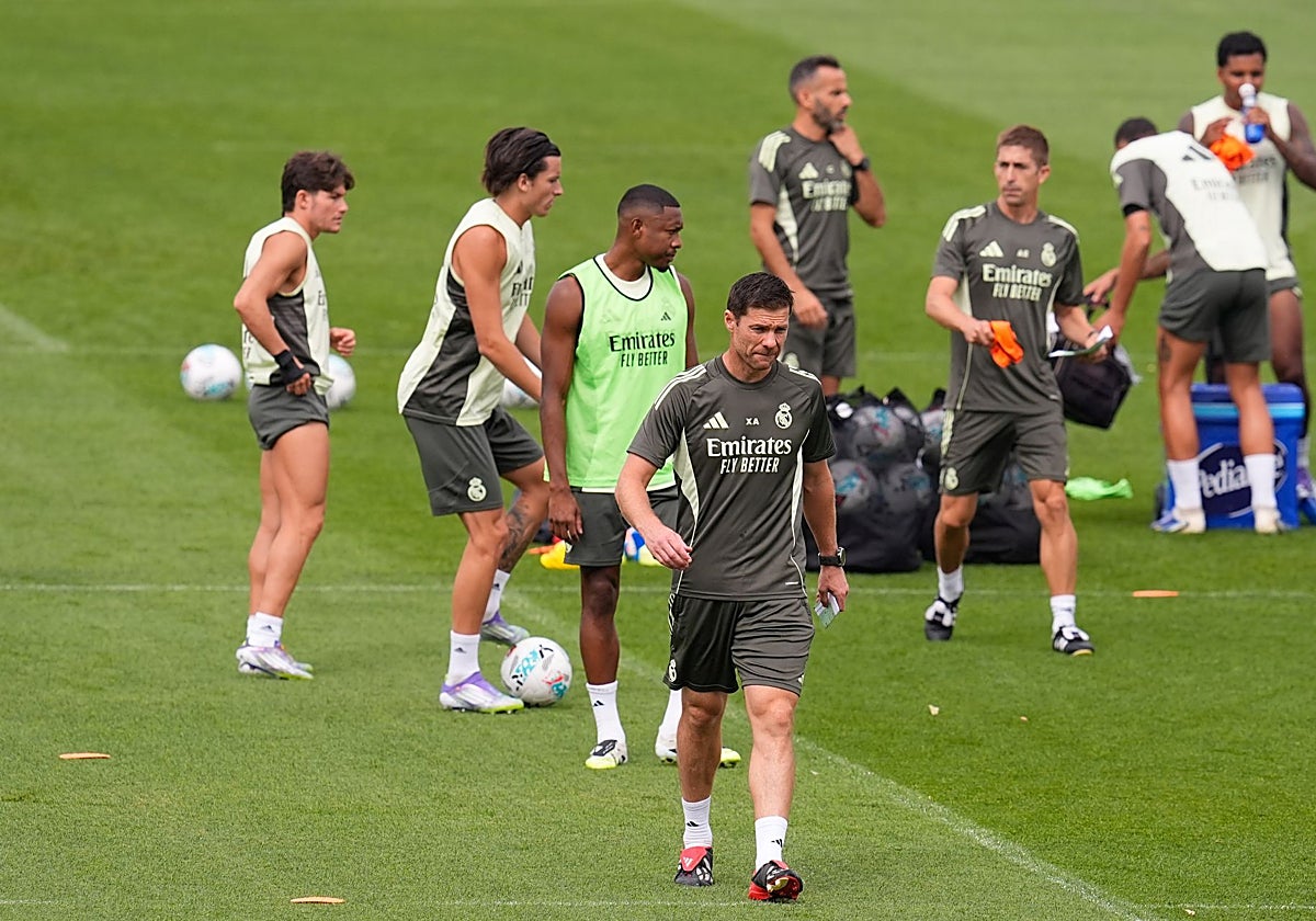 Xabi, durante el entrenamiento de ayer en Valdebebas