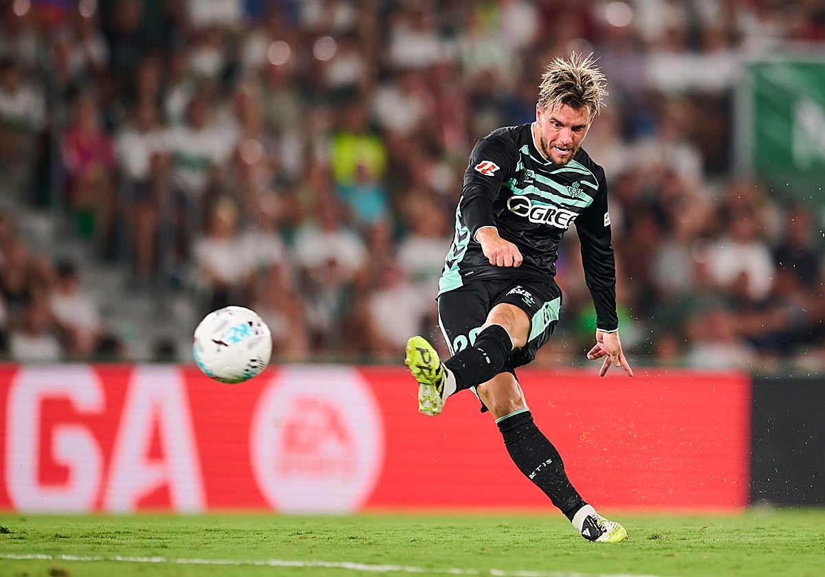 Giovani Lo Celso golpea la pelota en el partido contra el Elche