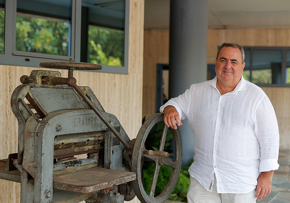 Pedro Martínez-Fons posa en la sede de ABC de Sevilla