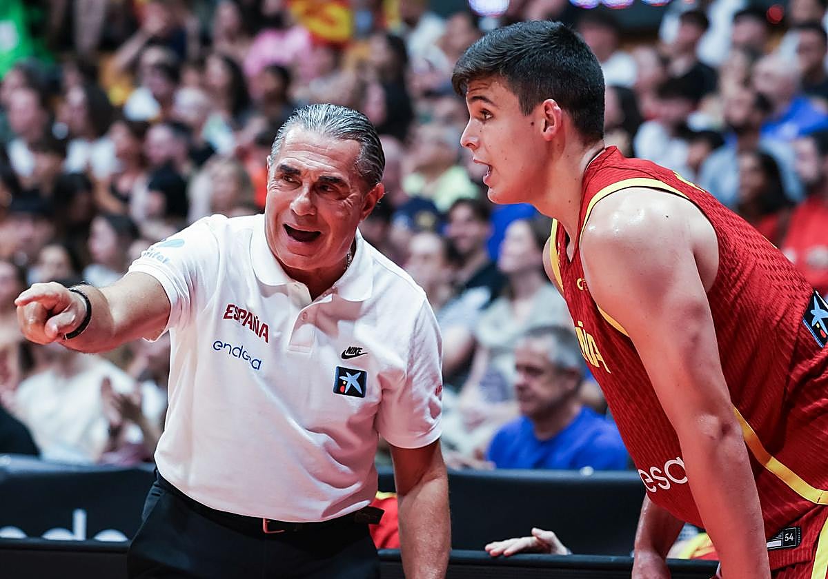 Scariolo habla con Jaime Pradilla en el banquillo del Esaña vs Francia