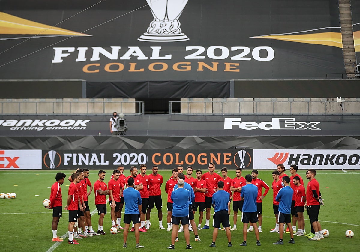 Los jugadores del Sevilla, en la previa de la final ante el Inter el 21 de agosto de 2020