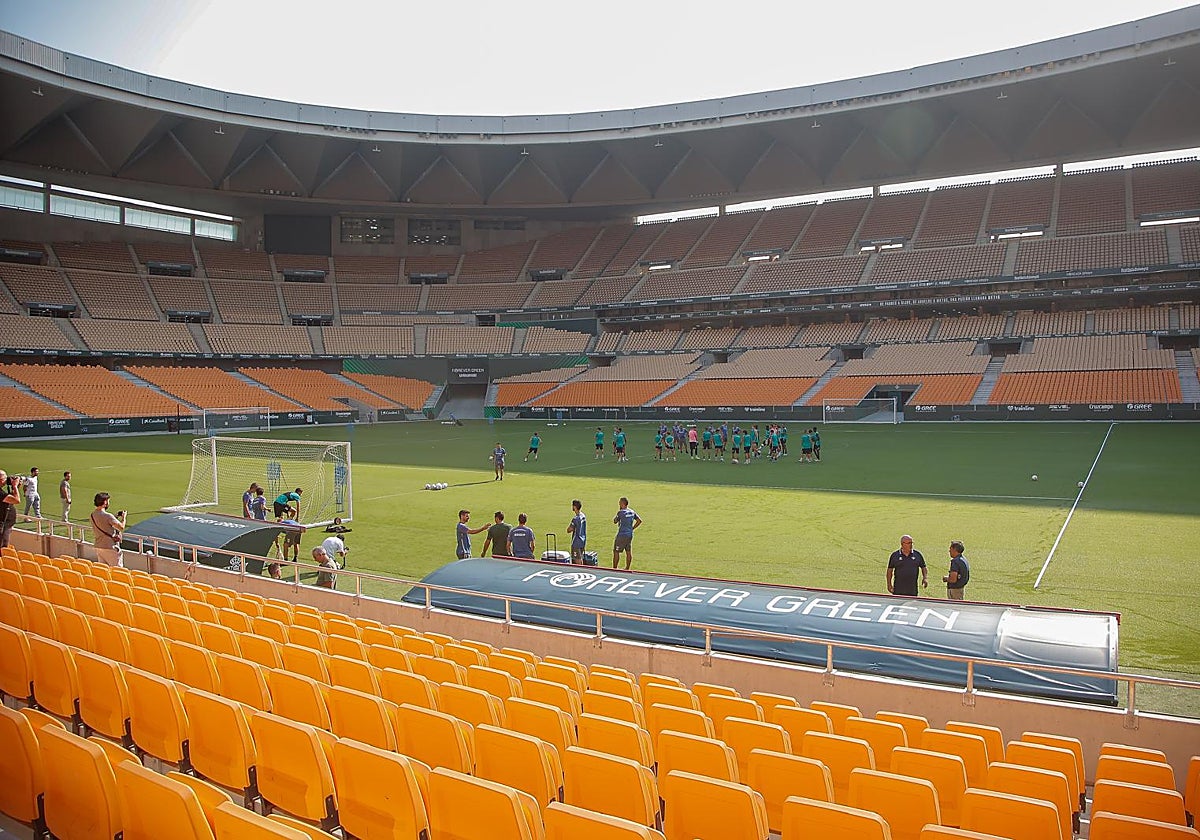 Entrenamiento del Betis en el césped del Estadio de la Cartuja