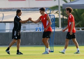 Juanlu se sigue entrenando con el Sevilla, a la espera del Nápoles