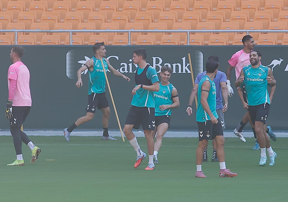 Los jugadores del Betis, ejercitándose este jueves en el estadio de la Cartuja