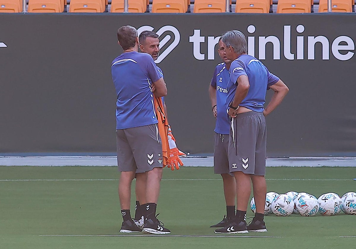 Manuel Pellegrini, sobre el césped de La Cartuja