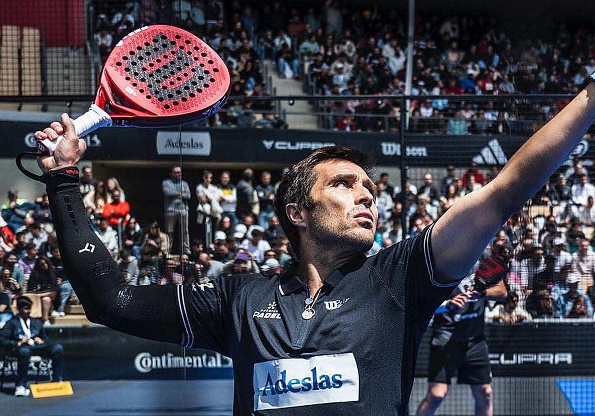 Fernando Belasteguín, uno de los mejores jugadores ejecutando la bandeja