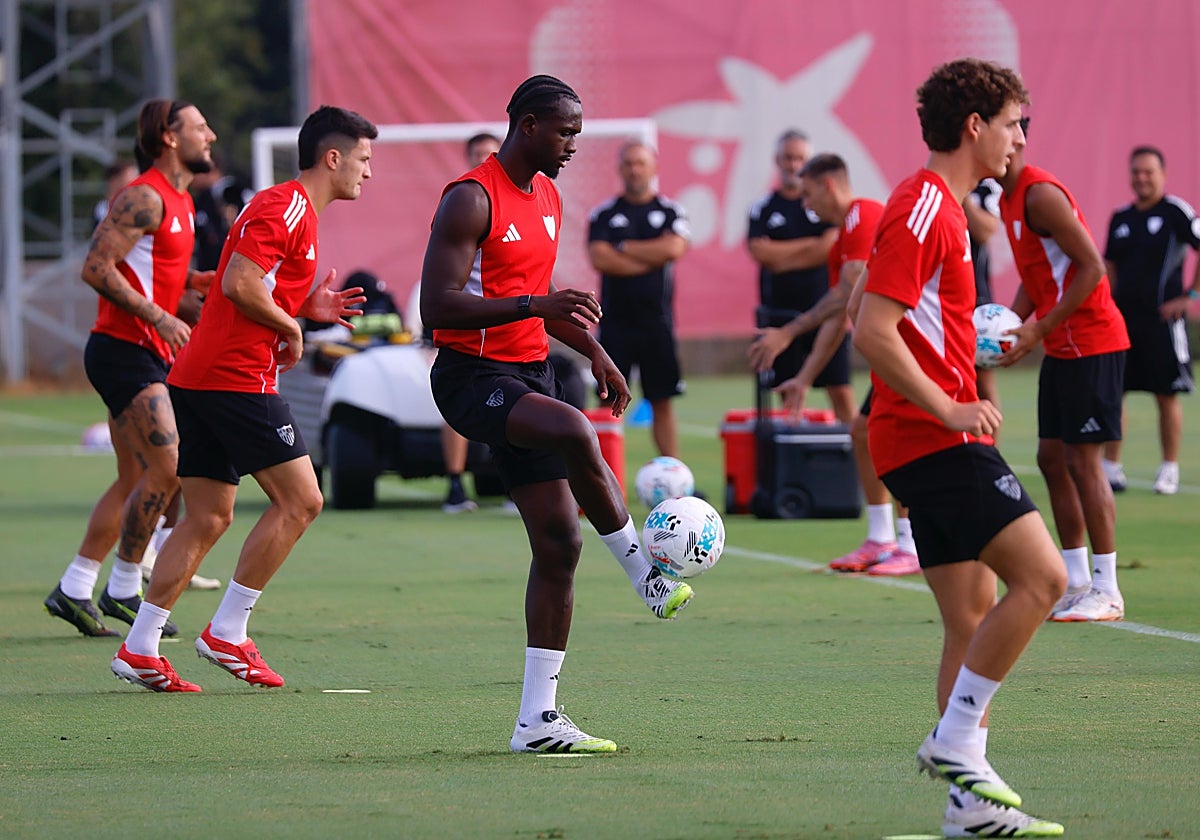 Tanguy Nianzou realiza ejercicios con balón en un entrenamiento