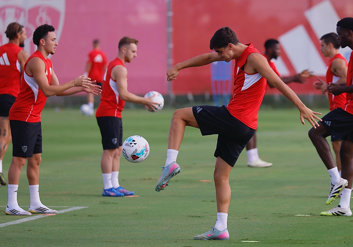 Juanlu controla un balón durante el entrenamiento de este viernes