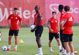 Nianzou regresa con el grupo y alivia la enfermería del Sevilla
