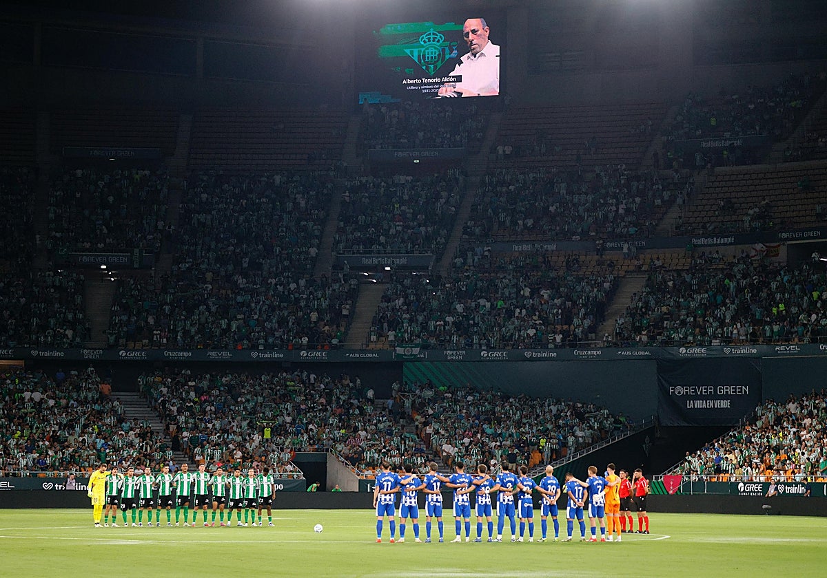 Los jugadores del Betis y del Alavés y el estadio de la Cartuja guardaron un respetuoso minuto de silencio en memoria de Alberto Tenorio, histórico utillero del Betis