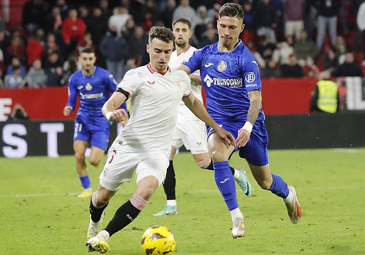 Carmona disputa un balón con Pedrosa en su etapa en el Getafe