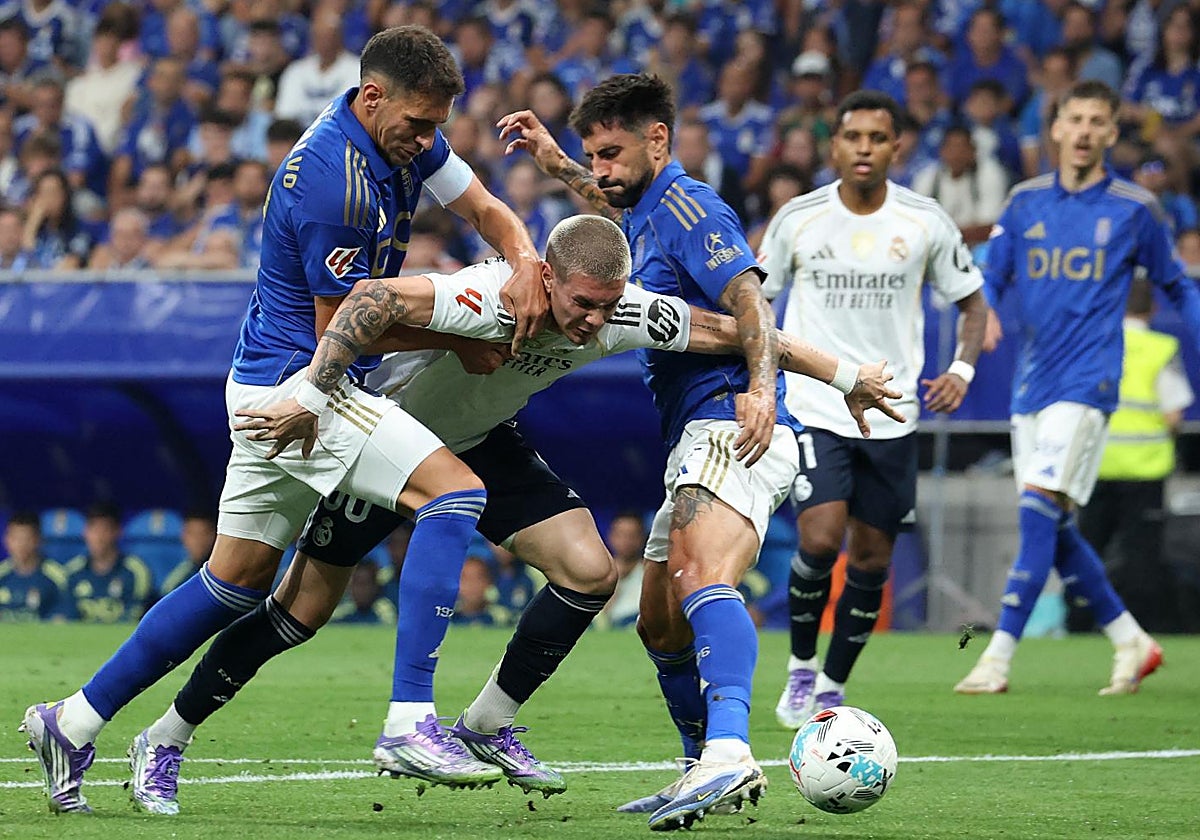 Jugada en la que Mastantuono pidió penalti