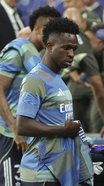 Vinícius Junior, en el banquillo durante el partido contra el Real Oviedo