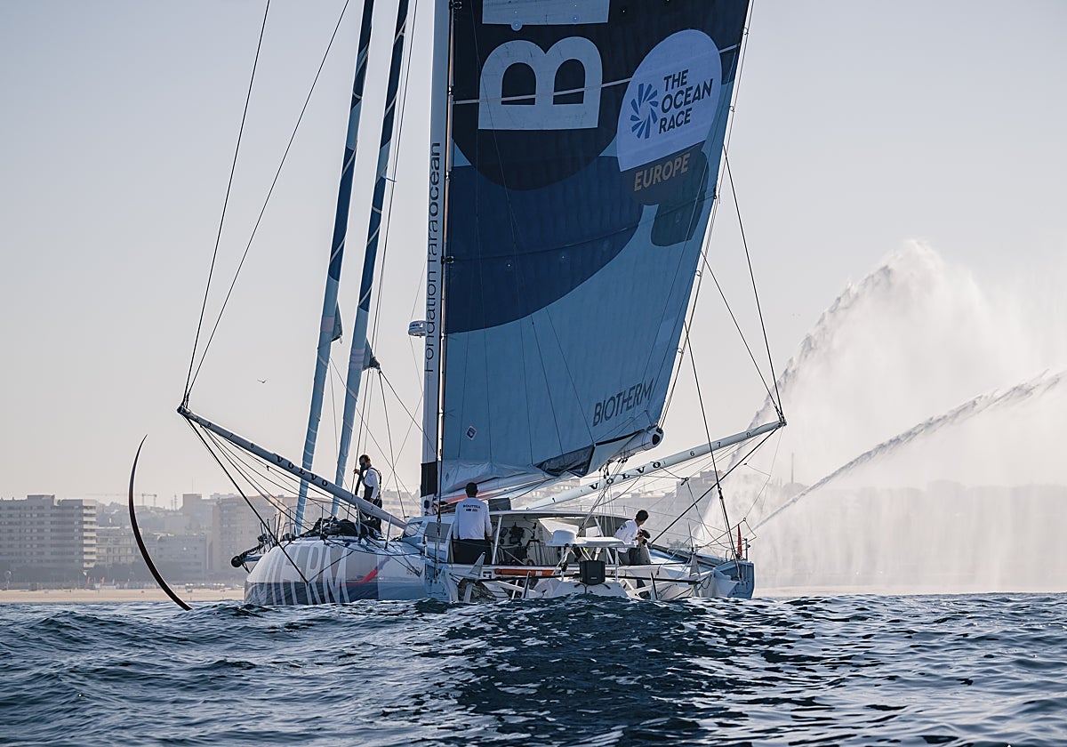 El Biotherm a su llegada a Matoshinos donde la flota hizo un pit stop en la segunda etapa