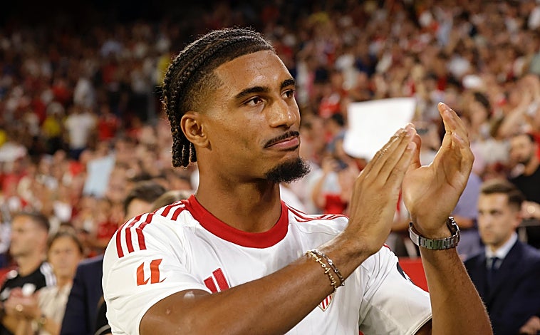 Imagen principal - Badé se despide del Sevilla emocionado y arropado por sus compañeros a pie de campo