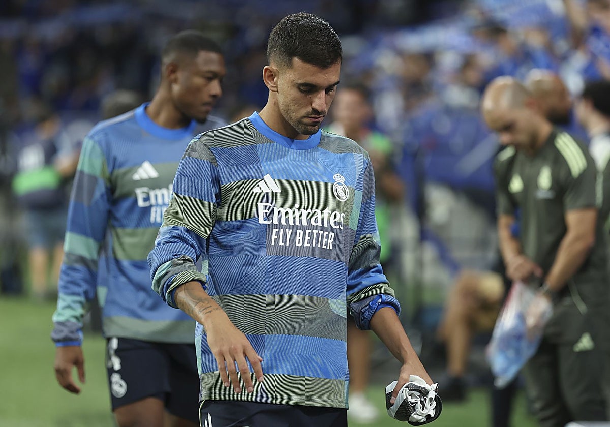 Dani Ceballos, cabizbajo y serio antes de sentarse en el banquillo del Madrid en el duelo frente al Oviedo