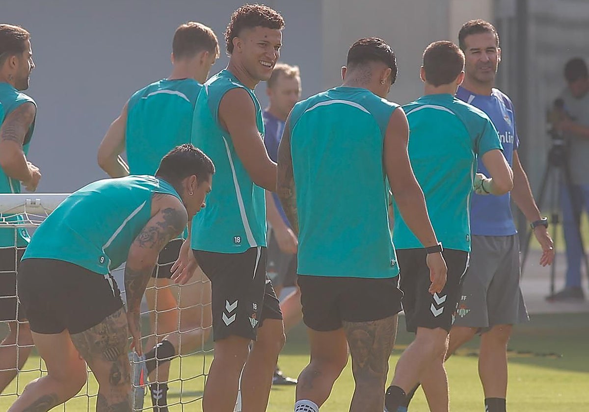 Nelson Deossa sonríe en el entrenamiento de este lunes