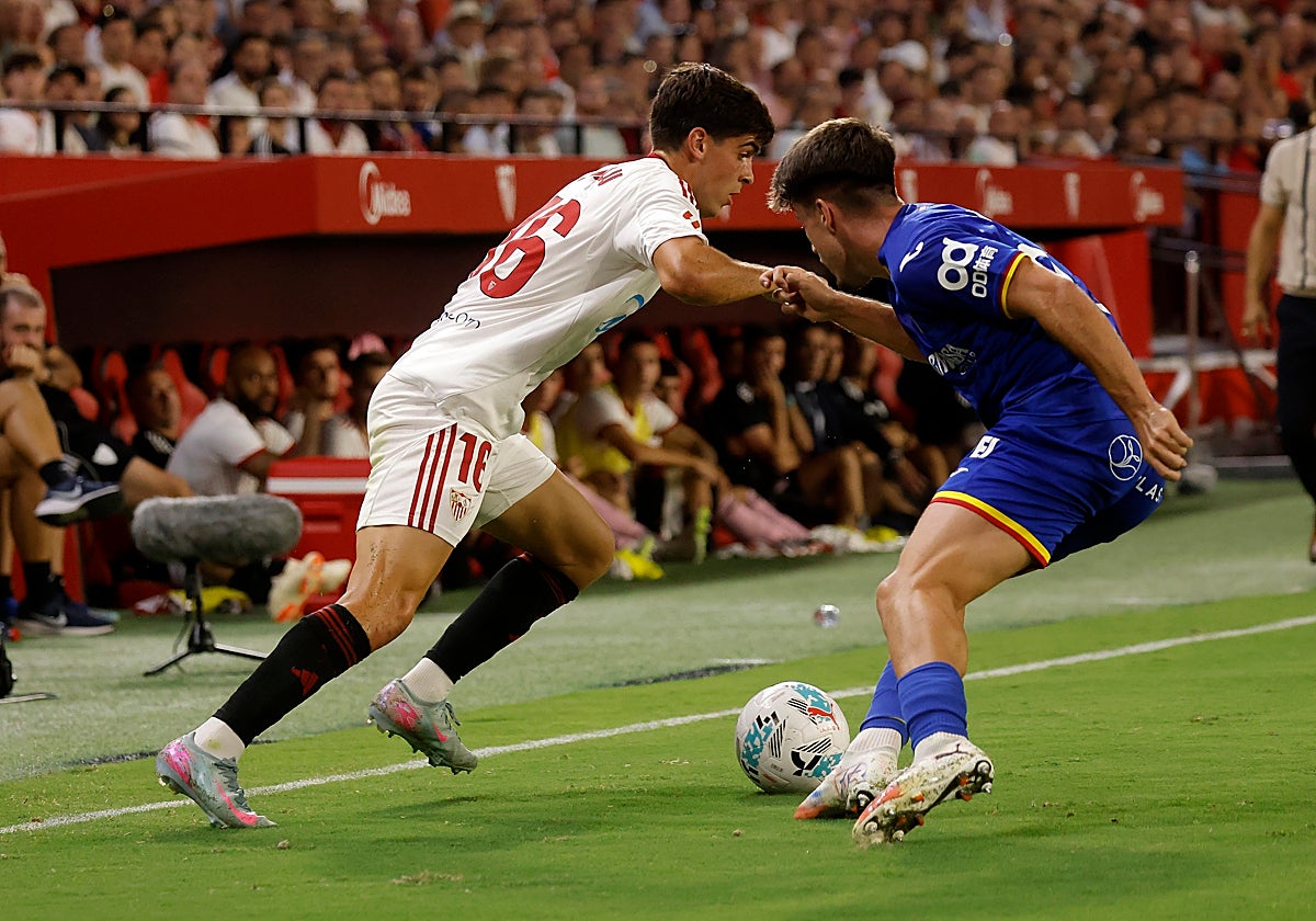 Juanlu trata de desbordar en el transcurso del Sevilla-Getafe