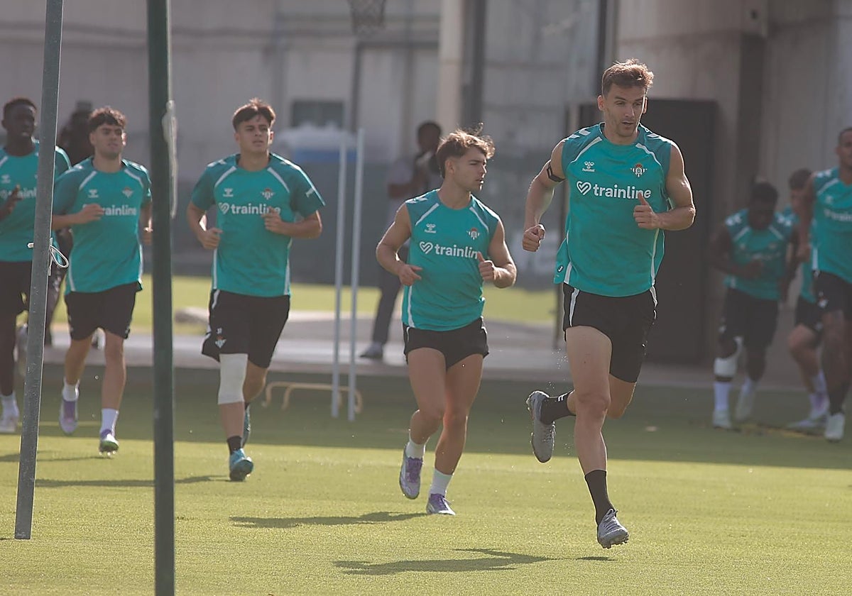 Diego Llorente, junto a varios compañeros, en el entrenamiento de este lunes