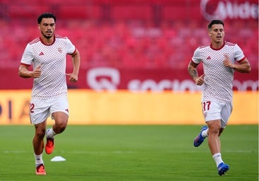 Suazo y Alfon, calentando antes del encuentro Sevilla - Getafe