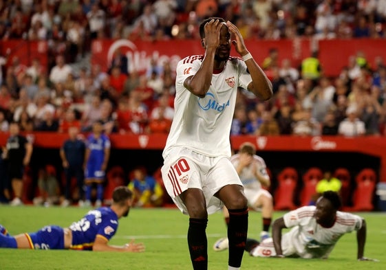 Dodi Lukebakio se lamenta en una acción contra el Getafe